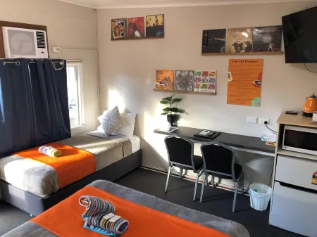 Acacia Motel Отели рядом с достопримечательностью «Charleys Creek Campgrounds, Chinchilla»