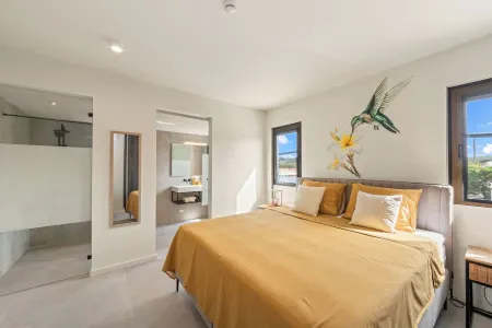 The Wharf 5D city apartment, overlooking Annabay, downtown Willemstad