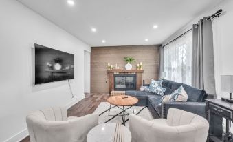 Modern Luxury Amenities Near Woodfield Mall 2 Bedroom Home by RedAwning