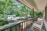 Pet-Friendly Athens Stay, Sanford Stadium 3 Mi - Kitchens