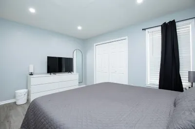 Modern 2BR, Unit 1, Yard, Laundry, Smart TV