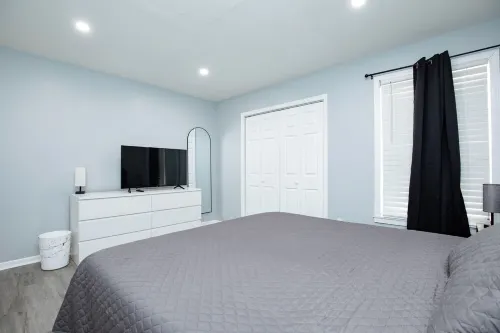 Modern 2BR, Unit 1, Yard, Laundry, Smart TV