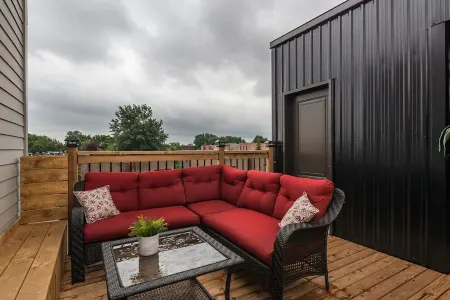 Spacious townhouse with rooftop deck 4BR near DT Отели рядом с достопримечательностью «Centre for Structural and Functional Genomics»