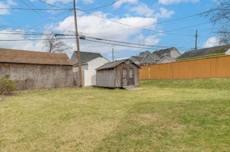 4 Mi to Universities: Quaint Parkville Apartment!