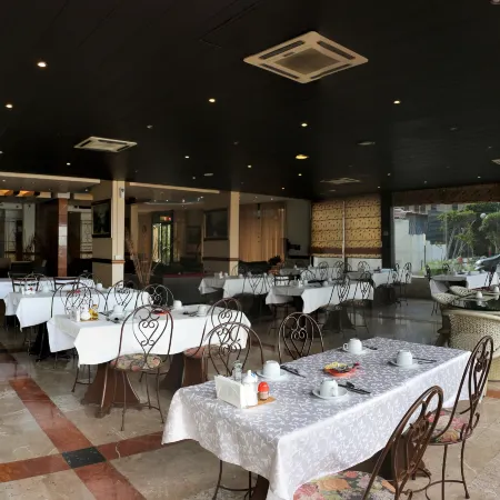 Holiday Suites Hotel & Beach Resort