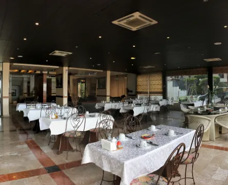 Holiday Suites Hotel & Beach Resort