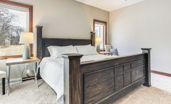 8 Mi to Lambeau Field: Family Home in De Pere!