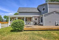 Elegant Stone Cottage Steps to Crystal Lake Beach - 3-Sterne