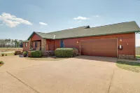 Mountain Views and Shared Pool Ozarks Family Home - Homestays