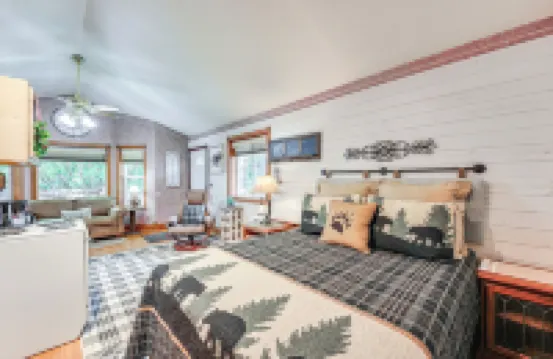 Homey Pet-Friendly Libby Cottage w/ Yard by Creek! Hotels in 