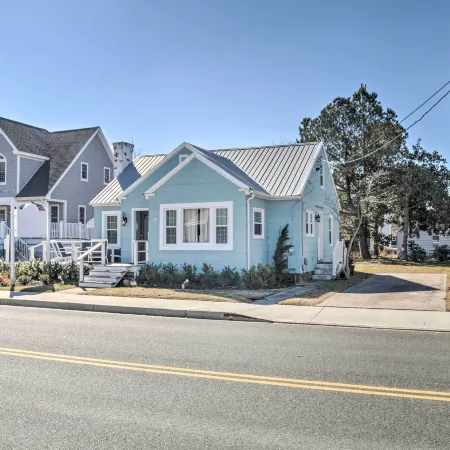 Chincoteague Island Cottage ~ 2 Mi to Beaches