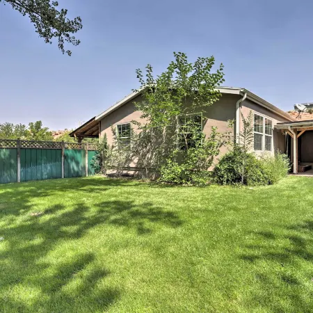 'Rustic Retreat' Moab Townhome w/ Grill & Fire Pit