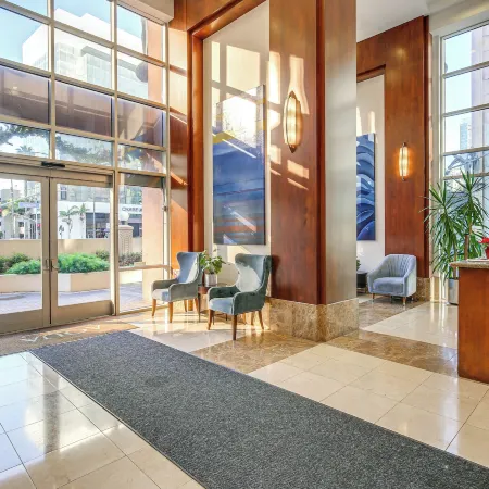 Luxe Long Beach Condo w/ Pool: 1 Mi to Shoreline!