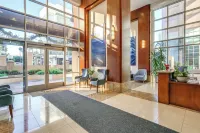 Luxe Long Beach Condo w/ Pool: 1 Mi to Shoreline!