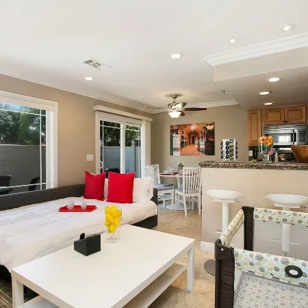 Costa Mesa/Newport - Fast Wifi - Work Stations - Free Parking - Self Check in! (cm-1)