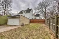 Lakewood Home w/ Yard ~ 8 Mi to Cleveland! - Homestays