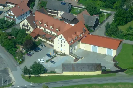 Landhotel Aschenbrenner Отели в г. Верхний Пфальц