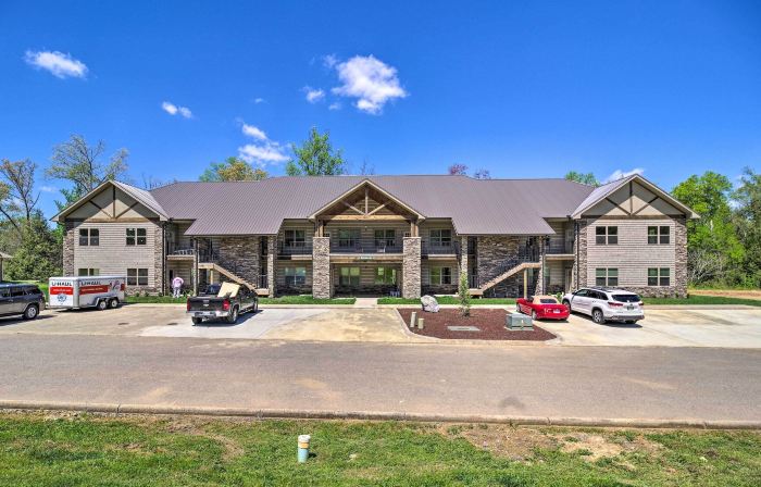 Townsend Condo w/ Pool, Great Smoky Mountain Views
