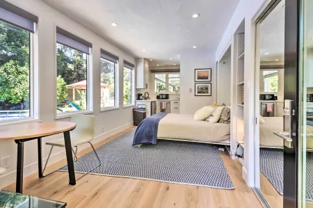 Menlo Park Studio ~ 2 Mi to Stanford University Отели рядом с достопримечательностью «Мета Хедквотерс»