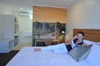 The Griff Motel - Motels