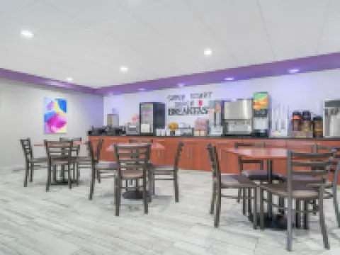 Super 8 by Wyndham Bloomington/Airport Hotels in Bloomington