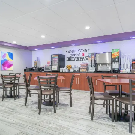 Super 8 by Wyndham Bloomington/Airport