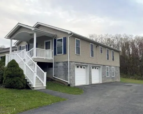 Stylish Cozy Home with Gorgeous Views! Hotels in Saugerties
