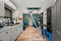 Charming Tiny Home with Fire Pit and Cozy Decor - Enchanting Getaway