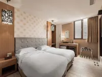 The Riverside Hotel Hengchun Hotels near Feng Chui Sha
