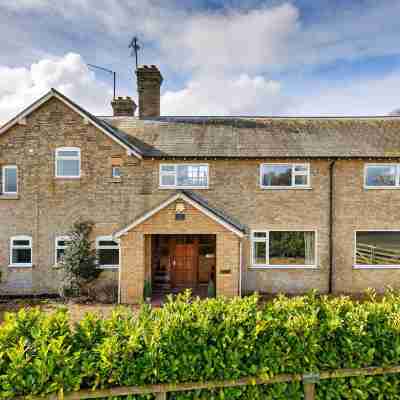 The Stables Hotel Exterior