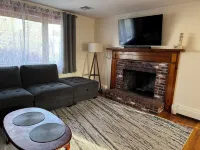 Charming Cape Cod house in Dennis Massachusetts. Pets Friendly!