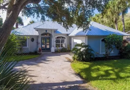 Beach Home that is Pet-Friendly and Pool Equipped