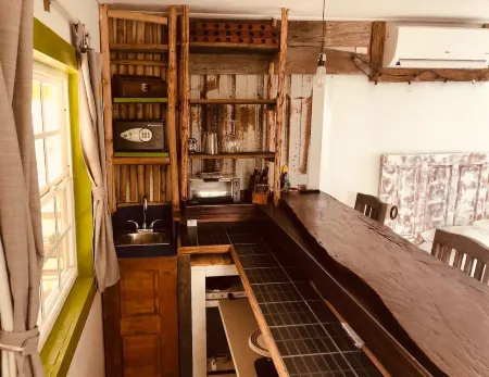 Gumbo Limbo's Dreaded Grape Cabana - Steps from Ocean, Free Bikes, Free WiFi Отели рядом с достопримечательностью «Сплит»