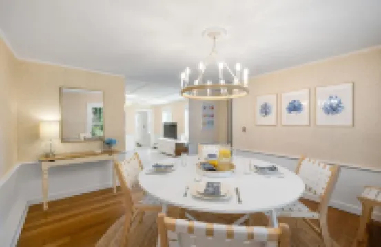 Steps from Javes St Shops, BBQ & Outdoor Shower