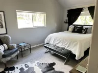 5 Star Private Gated Luxury 3 King Bedroom Estate Lodge Lake Views EV Charger