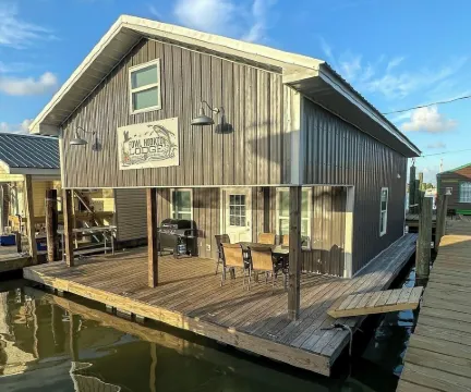 Fowl Hooked Lodge •Houseboat in Venice Marina•Sleeps 8 •3 Bedrooms •2 Full Bath
