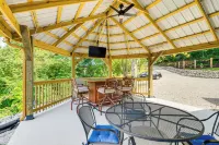 Waterfront Escape in Cub Run w/ Deck & Hot Tub! - 3 tähden