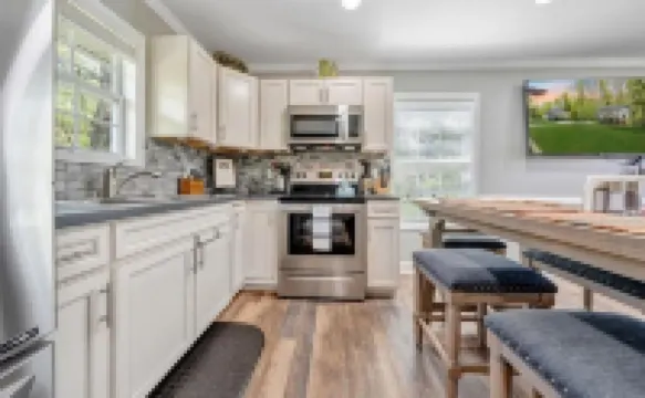 Charming 2-bedroom house with AC, WiFi in tranquil Eagle Rock