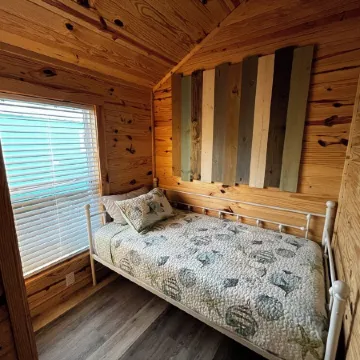 Cozy Cabins-Pet friendly, newly renovated, WiFi, kitchen, 2 bedroom