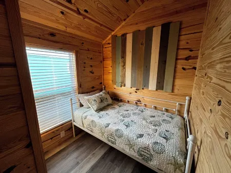 Cozy Cabins-Pet friendly, newly renovated, WiFi, kitchen, 2 bedroom