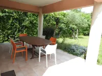 Upscale villa near UZES, private swimming pool, enclosed grounds, Wifi. Hotels in Collias