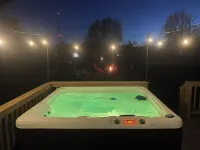 Newly Remodeled 3BR Cottage w/ Hot Tub - Fire Pit - Near Wisconsin Dells