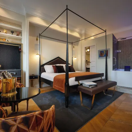 Torre Argentina Relais - Residenze di Charme Отели рядом с достопримечательностью «Театр Арджентина»