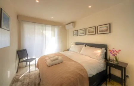 De luxe air-cond 2 bed apt close to beach with large terrace and sea view