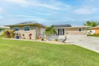 Fish, Swim & Relax: Canal-front Port Charlotte Gem -  Privatzimmer