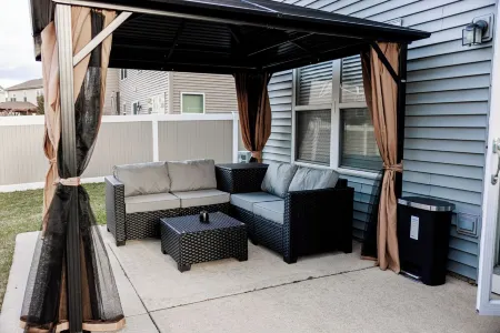 Modern 3-Bedroom Townhome with Full Amenities – Your Home Away from Home!