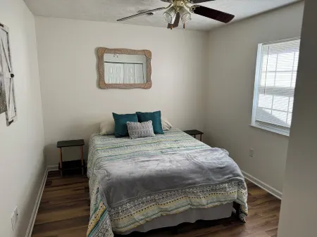 Charming 2-bedroom apartment with AC, WiFi in tranquil Benton