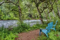 Cozy, Charming Two Bedroom McKenzie Bridge River Front Cabin for 2 Guests,