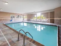 Garner Hotel Topeka West by IHG - Kolam Renang