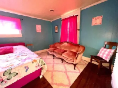 Cozy, Bright Home in Historic Downtown